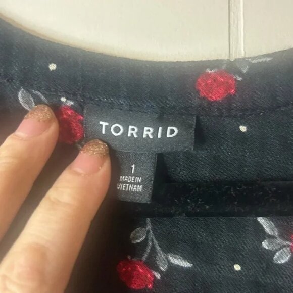 Torrid Tunic Womens 1X Black Red Roses Floral Emma Crinkle Knit Hi Lo Button Up - Picture 7 of 11